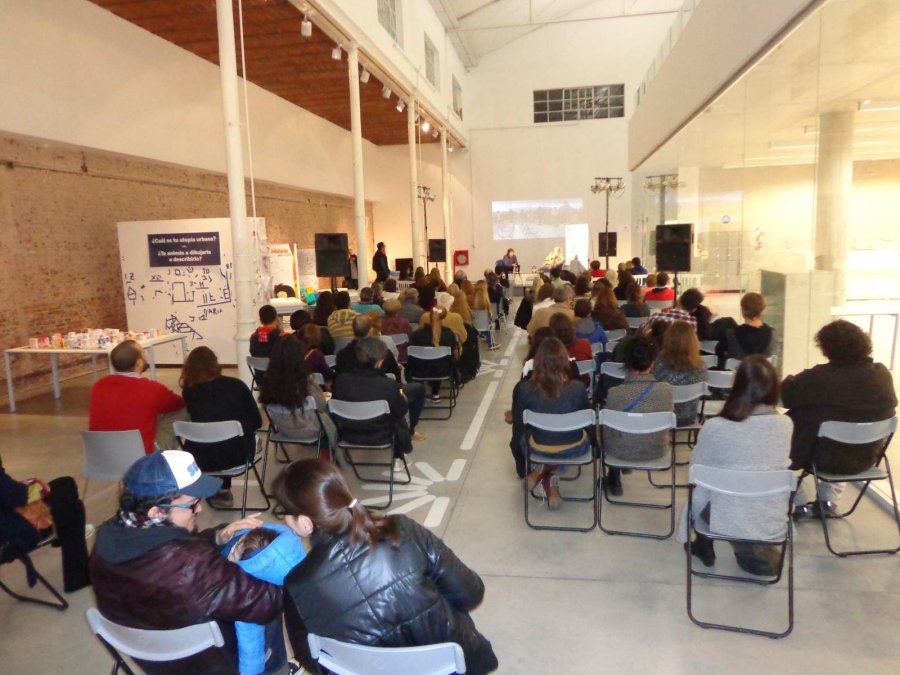 FOTO PRENSA MUNICIPAL FIGURA PUBLICA. Mario Russo junto al gran Juan Sasturain.  MARCO. Sasturain logró una muy buena convocatoria para su charla.