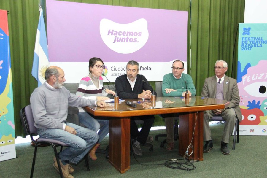 FOTO J. BARRERA CONVENIOS./ Las autoridades en momento de firmarse los acuerdos.