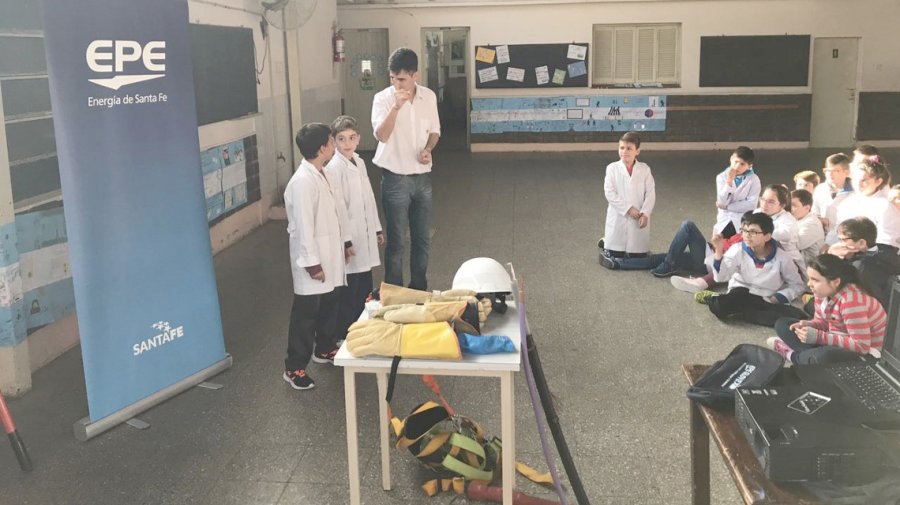 FOTO EPE CLASE DE ENERGIA. La jornada educativa que dict&oacute; la EPE en la Escuela Pizzurno.