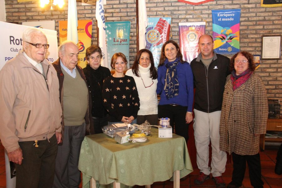 FOTO J. BARRERA DONATIVO./ Autoridades rotarias, representantes del SIES y del Municipio durante la entrega.