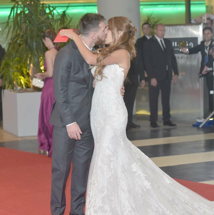FOTOS NA BESO A BESO./ Lionel Messi y Antonella Roccuzo posan luego de casarse. INVITADOS./ Ever Banegas, Fernando Gago y Angel di Mar&iacute;a con sus mujeres. El jugador Samuel Etto y su esposa asisten al casamiento de Messi.