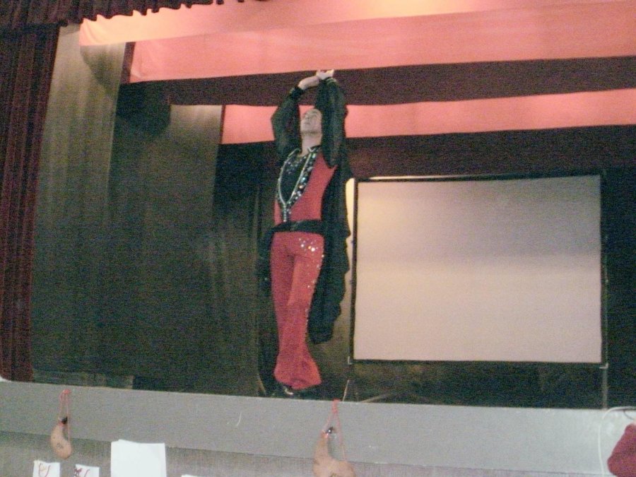 FOTO LA OPINION// PAELLA./ Indiscutidamente la reina de la fiesta, sin distinción, fue saboreada por todos. FLAMENCO./ Diego González Garrido, alcanzó especial lucimiento con una coreografía de flamenco.