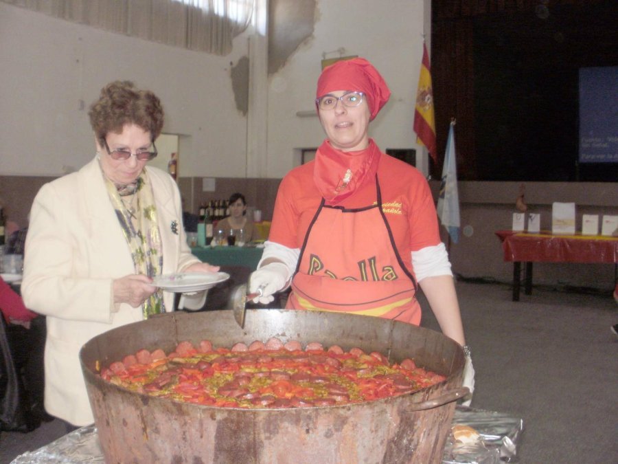 FOTO LA OPINION// PAELLA./ Indiscutidamente la reina de la fiesta, sin distinci&oacute;n, fue saboreada por todos. FLAMENCO./ Diego Gonz&aacute;lez Garrido, alcanz&oacute; especial lucimiento con una coreograf&iacute;a de flamenco.