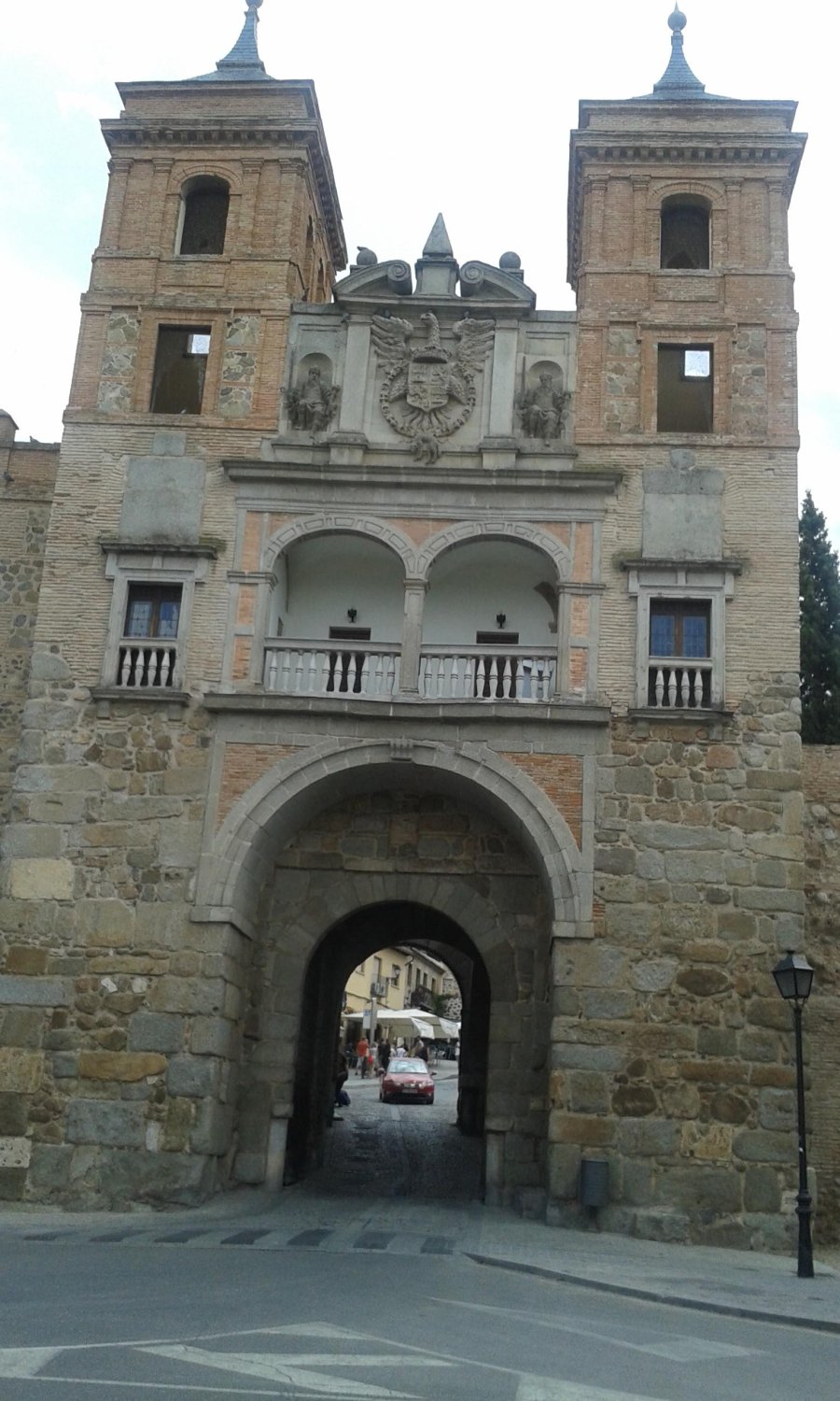TOLEDO. Las murallas de la ciudad vieja conviven con el presente.