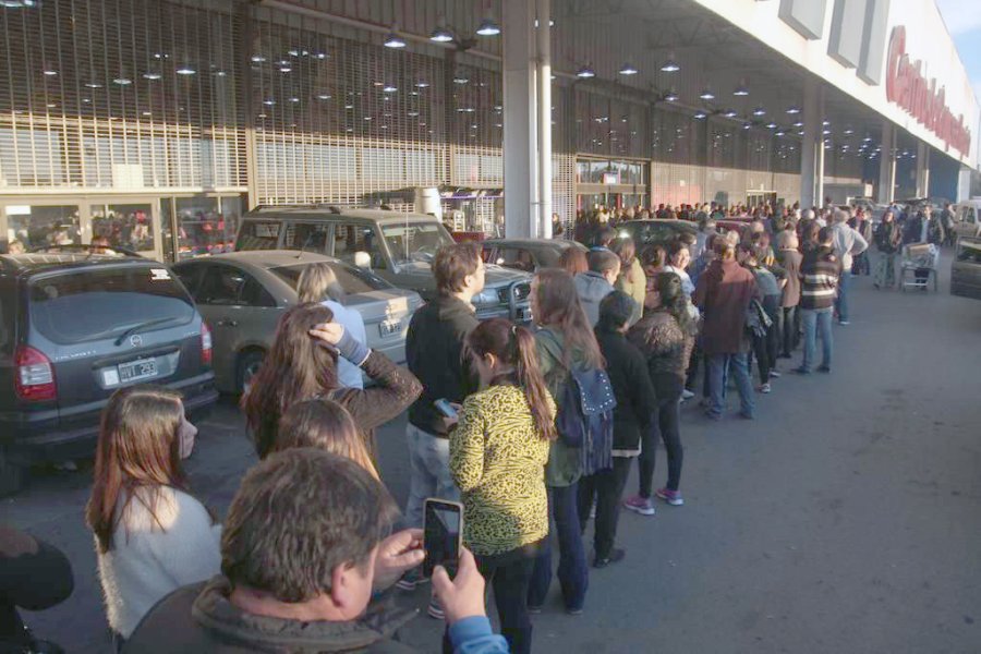 FOTO ARCHIVO NA LA PLATA. Un s&uacute;per descuento de una tarjeta desbord&oacute; a los supermercados de la capital bonaerense.