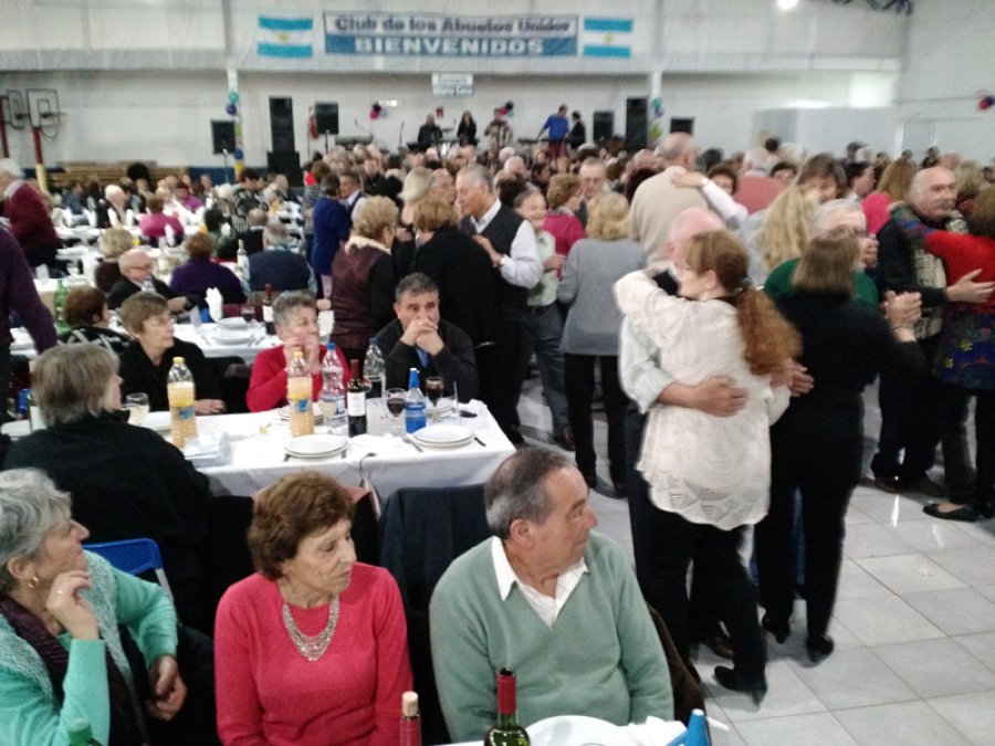 FOTO LA OPINION BAILE. Unas 800 personas participaron del festejo.  FOTO LA OPINION INTENDENTE. Luis Castellano junto a Eusebio Vegetti.