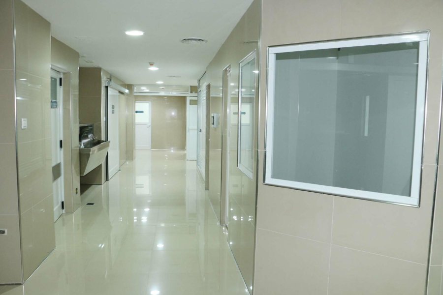 FOTOS CLINICA PARRA FLAMANTE. La nueva sala de cirug&iacute;a general de Cl&iacute;nica Parra. PARTO. Una de las nuevas &aacute;reas de Obstetricia. SECTOR. Cl&iacute;nica Parra contin&uacute;a incorporando espacios y tecnolog&iacute;a para brindar los mejores servicios de salud.  GUARDIA. E