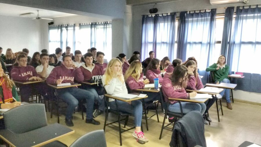 FOTO PRENSA ESCUELA// CHARLA// Los educandos siguieron con atenci&oacute;n los detalles expuestos. GERENTE./ Parodi dirigi&eacute;ndose a los escolares.