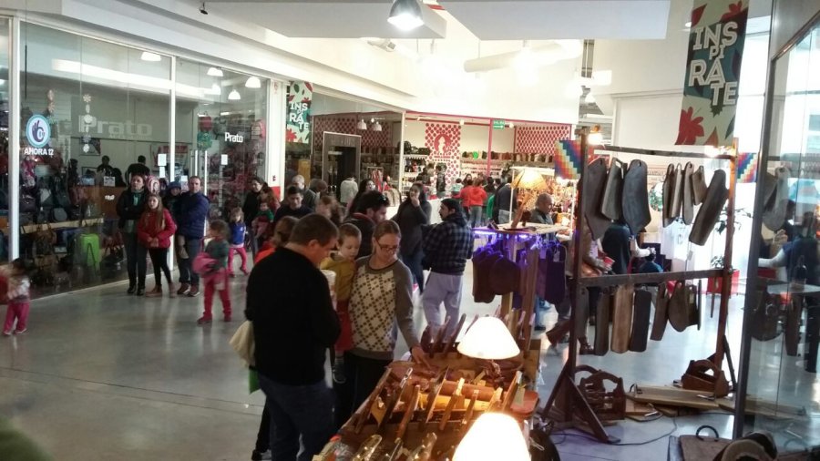 FOTO FERIA DE EMPRENDEDORES ALTERNATIVAS. En una visita siempre se encuentran cosas para la casa o para regalar.