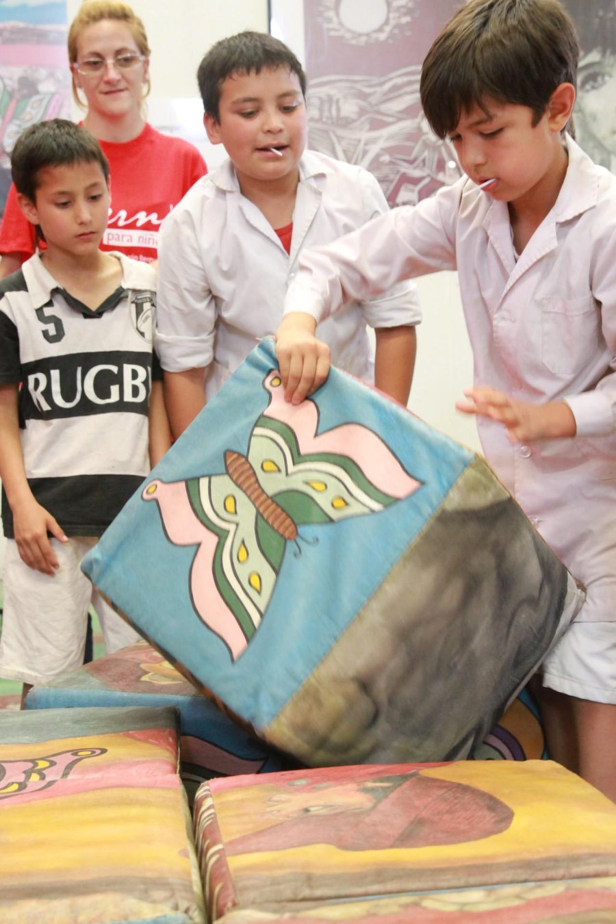 INTERACTIVA./ Escolares disfrutando una de las propuestas de la muestra.