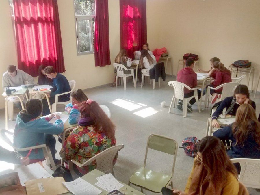 FOTO PRENSA ESCUELA// OLIMPIADA./ Los educandos durante la competencia.