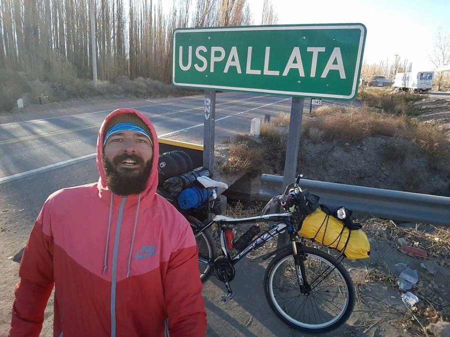 FOTO FB AVENTURERO. Federico Briggiler al llegar a Uspallata.
