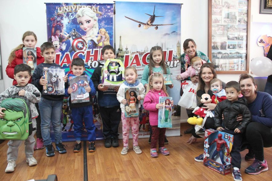 FOTO PRENSA JACHI TOUR// GANADORES./ El grupo de ni&ntilde;os que retir&oacute; su premio ayer por la ma&ntilde;ana.