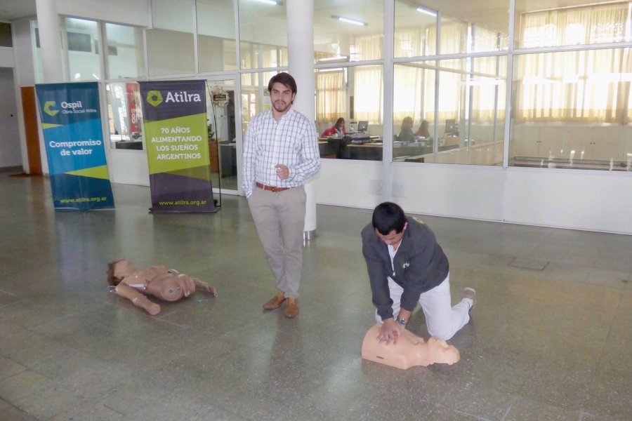 FOTO FUNDACION ATILRA// CAPACITACION./ Dr. Victor Alfonso y Lic. Flavio Nieva explicando maniobras de RCP.