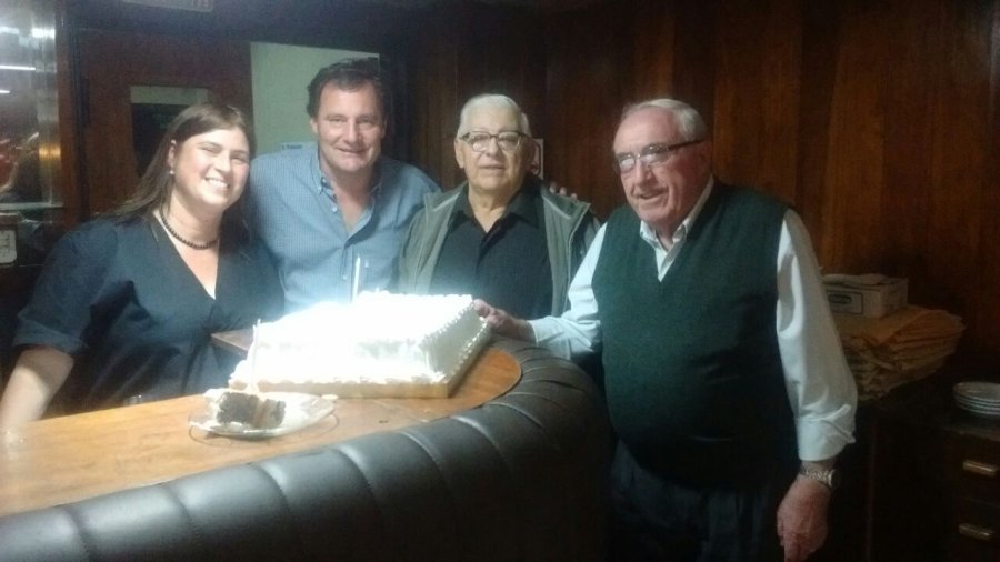 FOTO CLUB ABUELOS FESTEJO. Los dirigentes del Club de Abuelos en plena celebraci&oacute;n en San Luis.