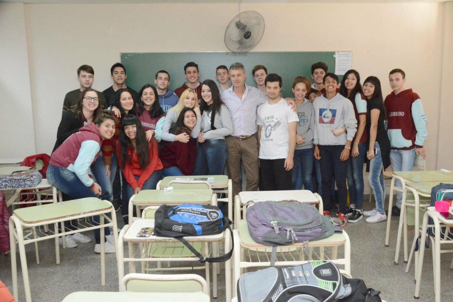 FOTO PRENSA OM// EN LA ESCUELA./ El legislador junto a los educandos.