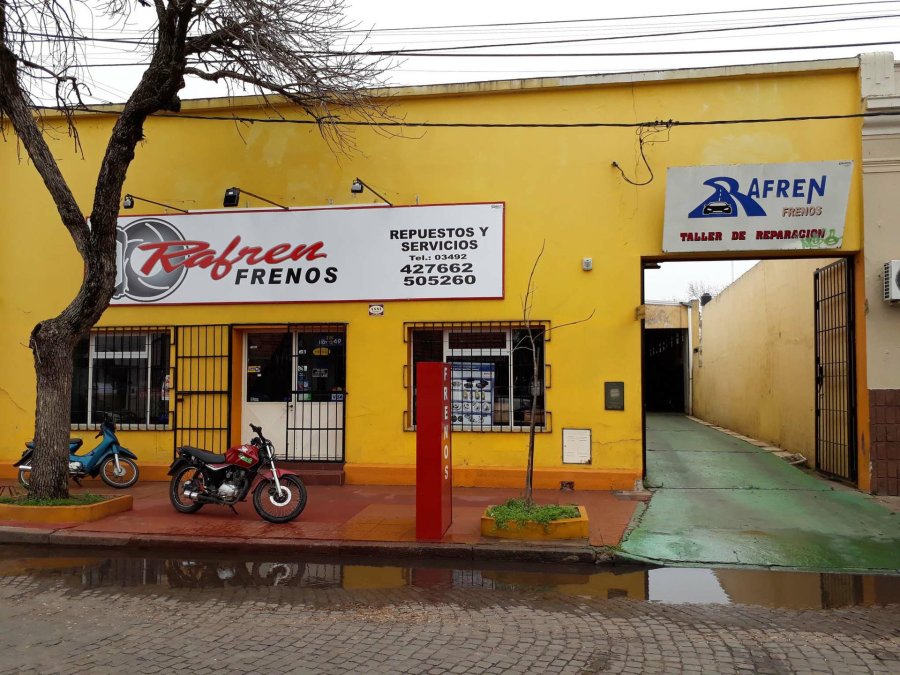 FOTOS EHG ALMA MATER./ Orlando Pogliani en el mostrador para la atención al público. FACHADA./ El local comercial está ubicado en calle Rivadavia 260. TALLER DE REPARACIONES./ Atienden por día un promedio de seis autos.