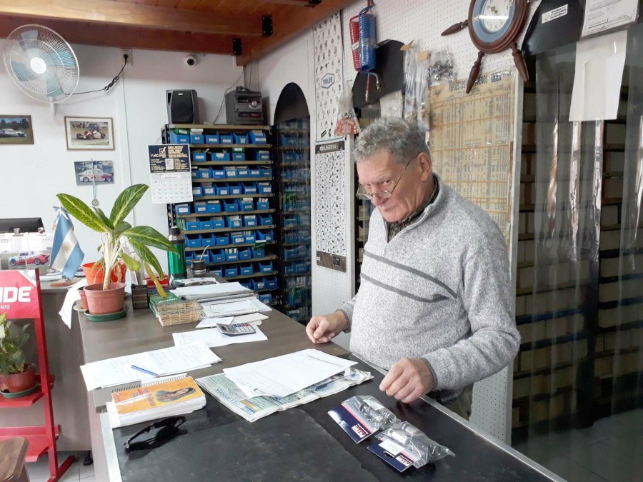 FOTOS EHG ALMA MATER./ Orlando Pogliani en el mostrador para la atenci&oacute;n al p&uacute;blico. FACHADA./ El local comercial est&aacute; ubicado en calle Rivadavia 260. TALLER DE REPARACIONES./ Atienden por d&iacute;a un promedio de seis autos.