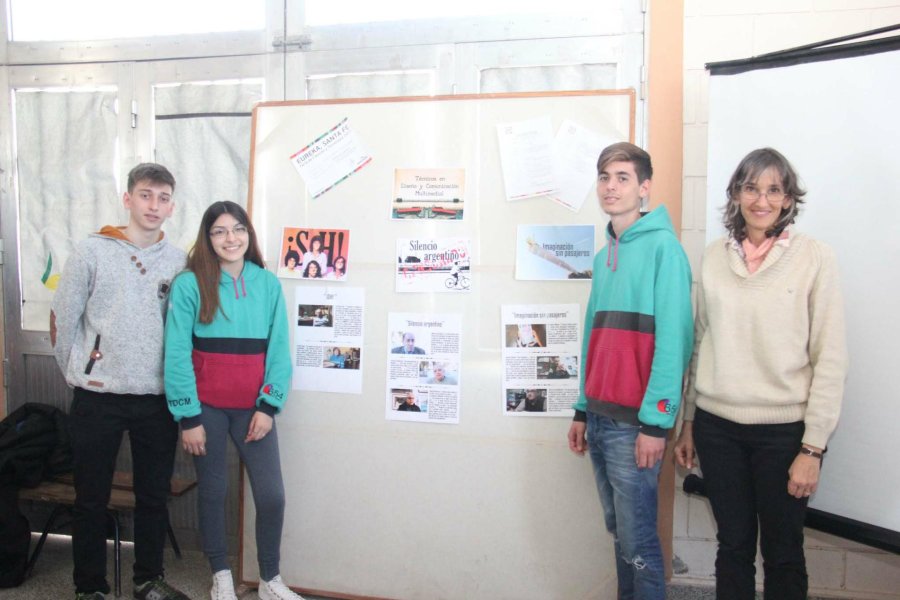 FOTO J. BARRERA PUERTAS INTERVENIDAS. Los alumnos cambiaron los mensajes violentos de las puertas por frases m&aacute;s amigables. DOCUMENTAL. Los chicos que realizaron un proyecto sobre la censura durante la dictadura.
