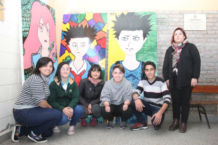 FOTO J. BARRERA PUERTAS INTERVENIDAS. Los alumnos cambiaron los mensajes violentos de las puertas por frases más amigables. DOCUMENTAL. Los chicos que realizaron un proyecto sobre la censura durante la dictadura.