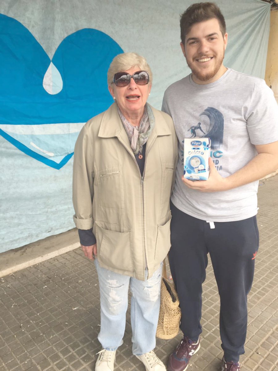 FOTO UN LITRO DE LECHE POR MES ABUELA. Se acerc&oacute; para colaborar a la Recova Ripamonti.