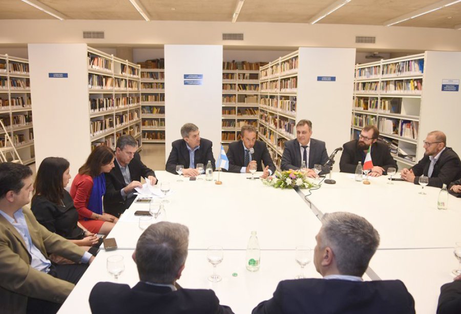 FOTO PRENSA MUNICIPAL EN LA BIBLIOTECA MUNICIPAL. Castellano, el rector de Asuntos Internacionales del Polit&eacute;cnico turin&eacute;s, Bernardino Chiaia y el titular del CUR, Guillermo S&aacute;enz presidieron el encuentro.