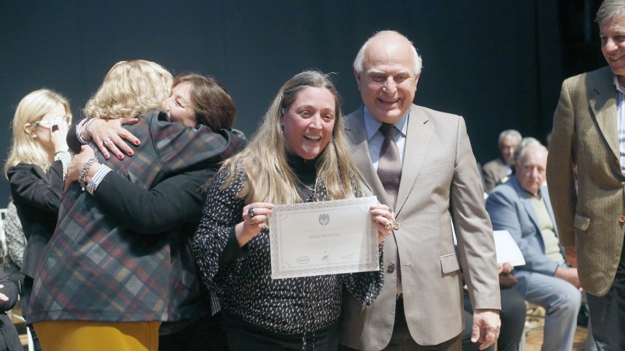 FOTO SCS// CEREMONIA./ El Gobernador junto a los docentes durante la celebraci&oacute;n