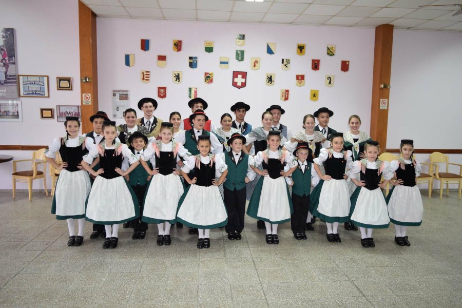 FOTO SOCIEDAD SUIZA ANIVERSARIO./ Integrantes del cuerpo de baile de la Sociedad Suiza.