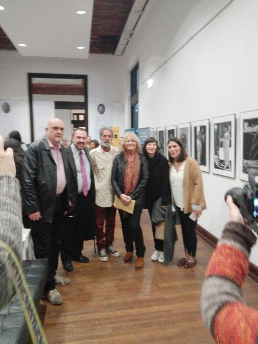 PRESENTACION.-Los autores junto a autoridades de la UNL y el artista Cristian Lehmann.
