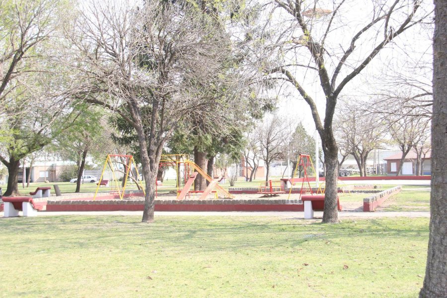FOTOS J. BARRERA PLAZA DE LA DEMOCRACIA./ Es el pulm&oacute;n verde del sector. CAPILLA SANTA RITA./ El templo est&aacute; ubicado frente a la plaza. CLUB FERRO./ A la vera de la avenida Angela de la Casa (ruta 34).