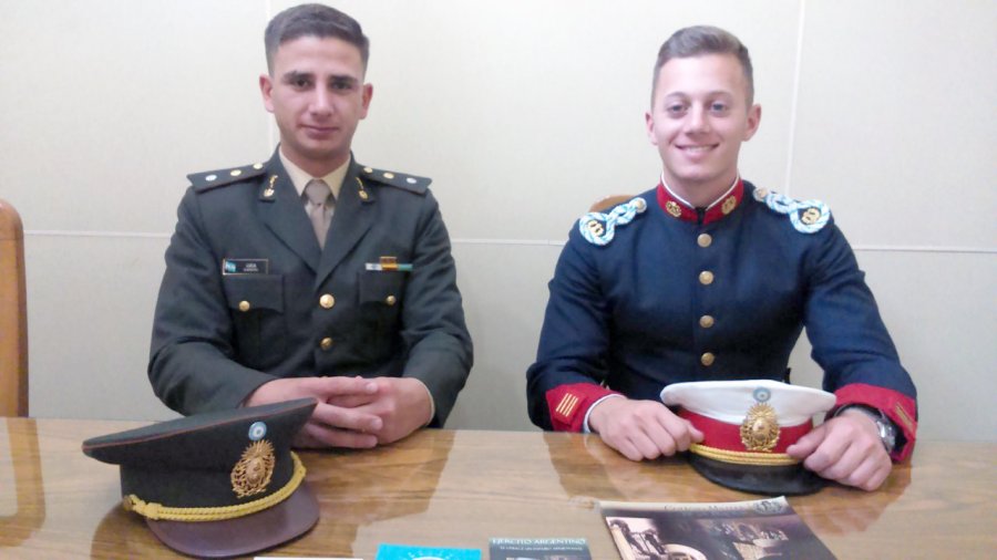 FOTO LA OPINION EN LA OPINION. El teniente Emiliano Luca y el cadete Joaqu&iacute;n Soria.