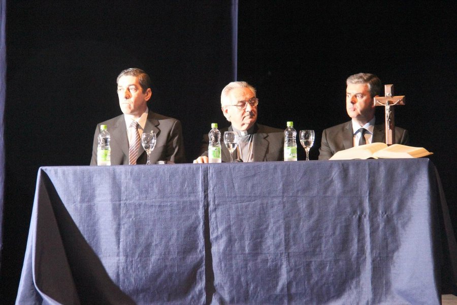 FOTO J. BARRERA// AUTORIDADES./ Luis Lucena, Luis Alberto Romero y Edgardo Allochis presidieron la realización. SALA./ Importante cantidad de público se sumó a la trascendente recordación.