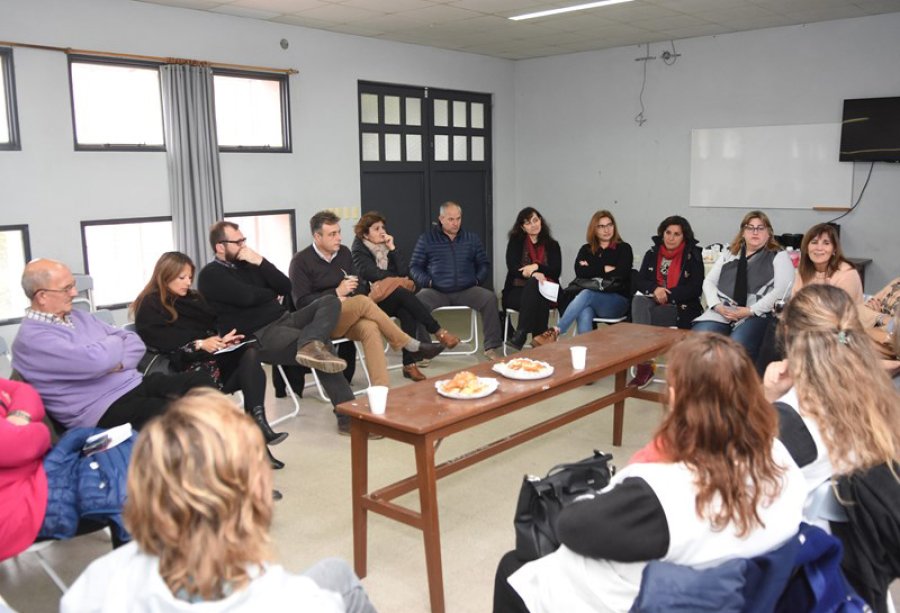FOTO SCP// EN LA ESCUELA VECCHIOLI// Las autoridades en un momento del acto realizado ayer por la ma&ntilde;ana.