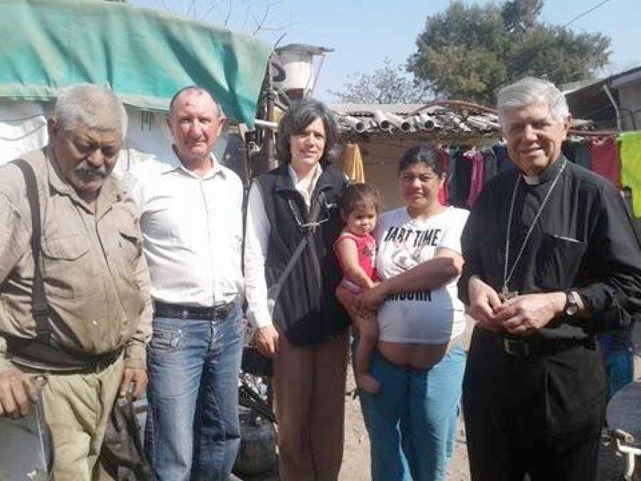FOTOS PASTORAL DE LAS COMUNICACIONES HUGO SANTIAGO./ Con una de las familias durante la misión de obispos en Rafaela. EN SUNCHALES./ El obispo emérito Alfonso Delgado con una familia de adictos.