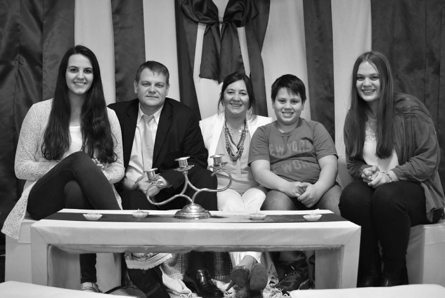 FOTO FAMILIAR LOS BECLA./ D&aacute;maris, Marcelo, M&oacute;nica, Jerem&iacute;as y Ruth Abiga&iacute;l.
