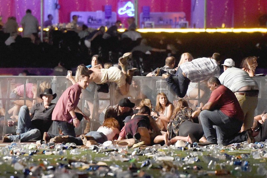 FOTO AFP-NA LUNES SANGRIENTO. Desesperada, la gente buscaba un refugio al infierno de balas.  MASACRE. Un loco suelto desat&oacute; el horror en la Ciudad del Pecado.