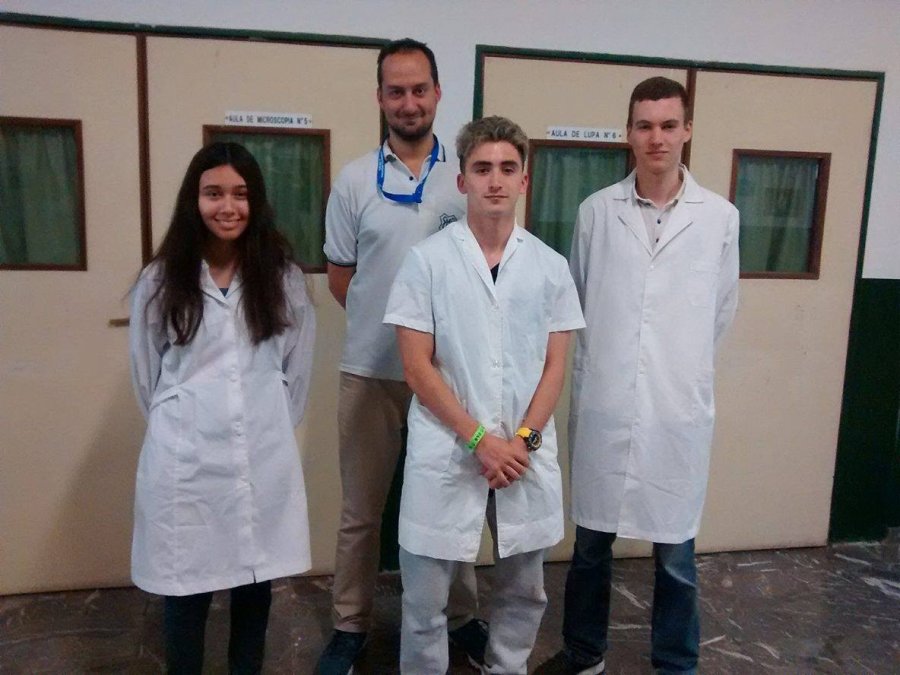 FOTO PRENSA ESCUELA// EQUIPO// Los integrantes del equipo junto a su docente.