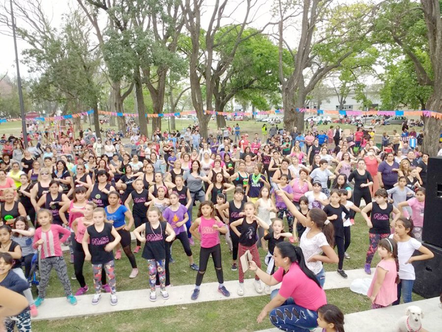 FSCP// BAILAMOS TODAS./ En el Parque Balneario Municipal se congregaron participantes y docentes de los talleres.