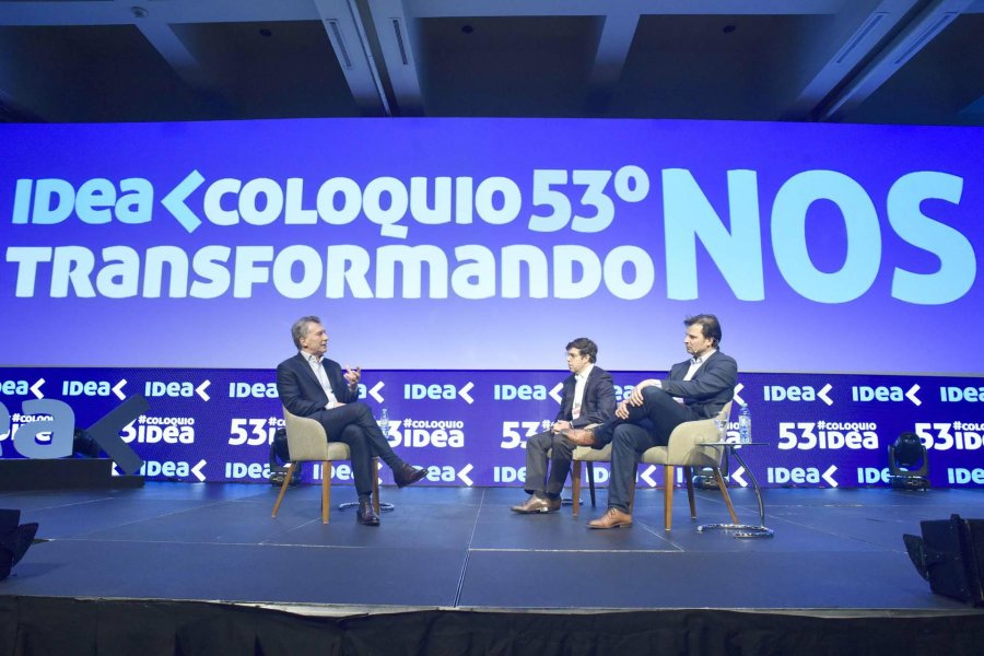 FOTO NA EN EL LIVING. Macri fue entrevistado en el escenario del Coloquio de IDEA.