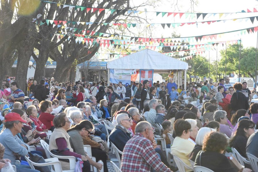 FOTO MARIO LIOTTA LLENO TOTAL. La Fiesta de las Culturas ratificó su convocatoria.  ESPAÑOLES. El intendente Castellano pasó por el stand de la colectividad española, donde se encontró con Muriel.