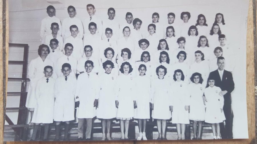 FOTO ACTUALIDAD. Los egresados celebraron ayer los 60 a&ntilde;os de haber terminado la escuela primaria.  AYER. La foto eterna, que recuerda su pasado com&uacute;n en la Normal.