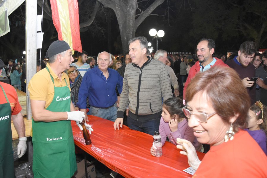 FOTO MARIO LIOTTA LLENO TOTAL. La Fiesta de las Culturas ratific&oacute; su convocatoria.  ESPA&Ntilde;OLES. El intendente Castellano pas&oacute; por el stand de la colectividad espa&ntilde;ola, donde se encontr&oacute; con Muriel.