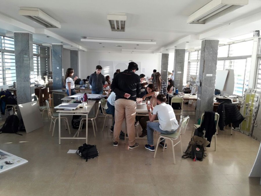 FOTO PRENSA UTN// WORKSHOP// El trabajo en el aula que permiti&oacute; luego la experimentaci&oacute;n. EXPERIMENTOS./ Los profesionales los llevaron a cabo directamente sobre materiales.