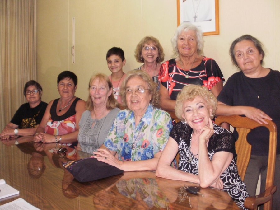FOTO LA OPINION// ELENCO./ El grupo que dar&aacute; vida a las propuestas, junto a la directora.
