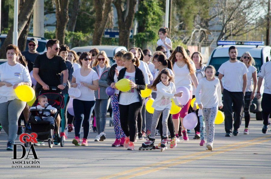 FOTO PRENSA D.A.// CAMINATA./ La Asociaci&oacute;n adhiri&oacute; a la actividad por el Alzheimer.