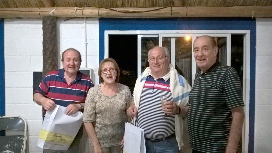 FOTOS Y. PAGLIERI// RECONOCIMIENTO. Hugo Giorgetti, Ana María Buffelli de Abratte, Rubén Fontanetto y Roberto Actis. TODOS./ El grupo que el pasado lunes participó del agasajo.