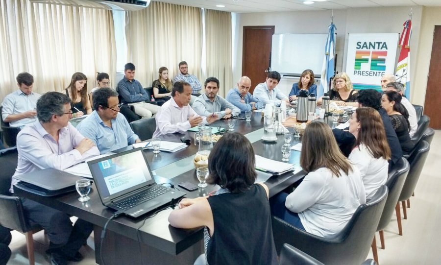 FOTO PRENSA RG// ENCUENTRO./ Los legisladores con la titular de la cartera de Educaci&oacute;n.