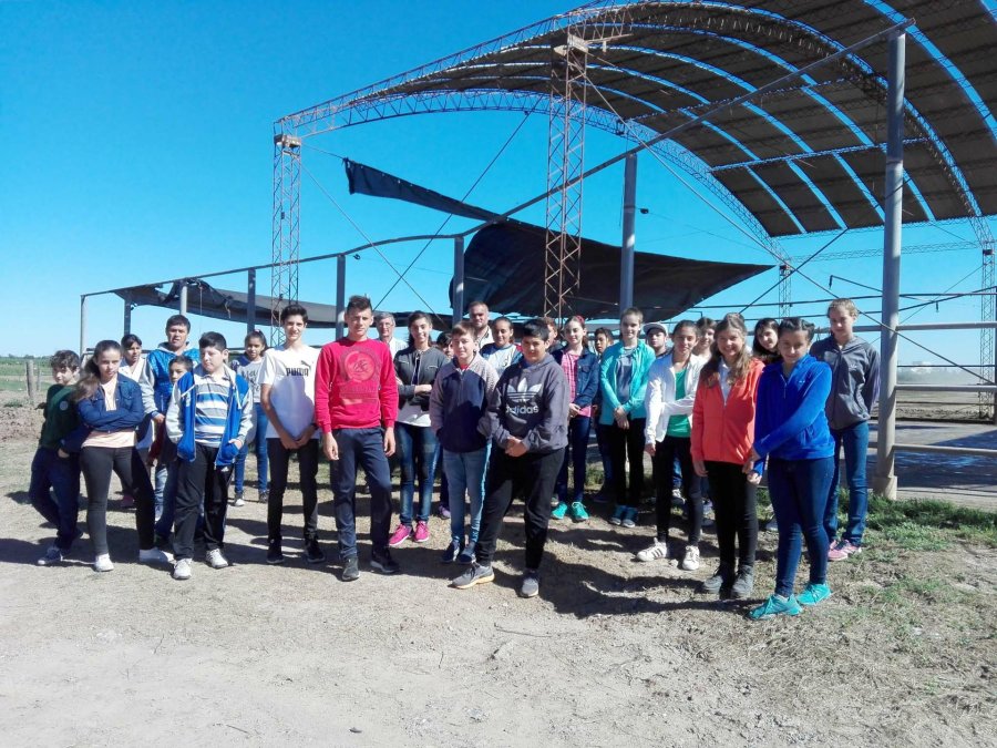 FOTO PRENSA FUNDACION WILLINER// EN BELLA ITALIA./ Los alumnos distinguidos recorrieron la planta l&aacute;ctea y visitaron un tambo.