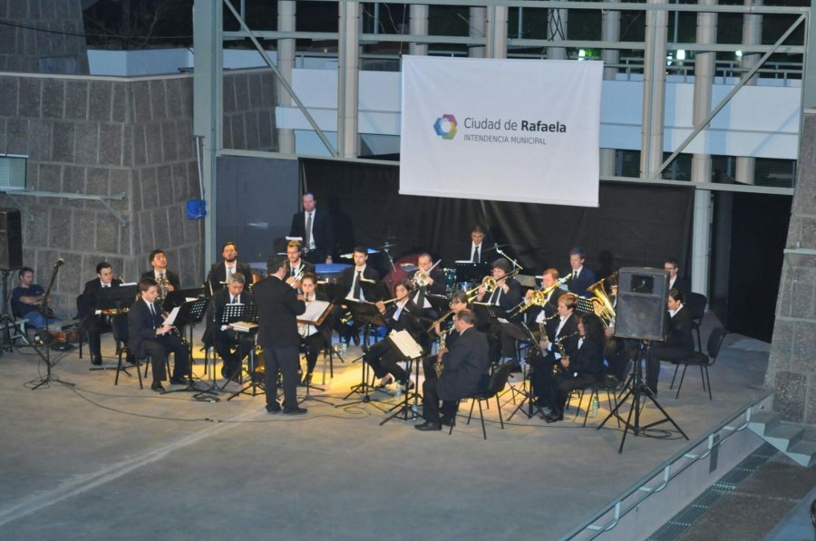 FOTO M. LIOTTA// A PLENO./ Se desarroll&oacute; ayer la primera jornada de la feria. FOTO ARCHIVO BANDA MUNICIPAL./ La agrupaci&oacute;n musical municipal ofrecer&aacute; esta tarde una retreta.