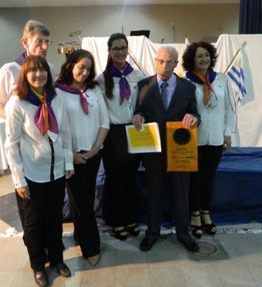 PREMIO SATO./ Instantes en los que el profesional fue galardonado por la instituci&oacute;n de servicio.